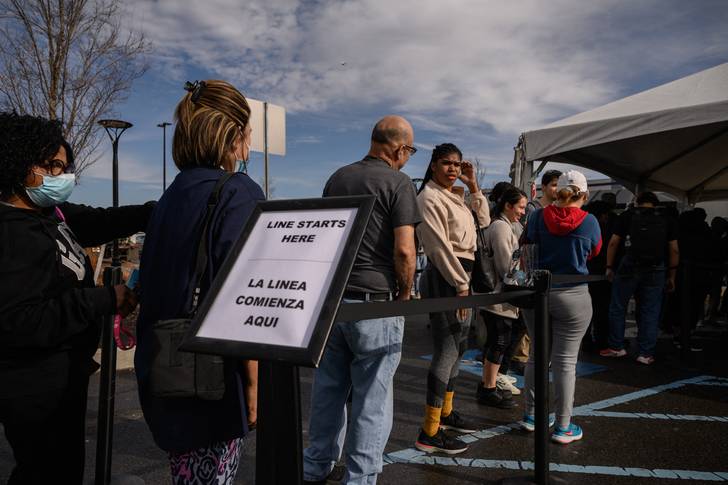Workers queue to cast their vote to unionize outside an Amazon warehouse in Staten Island on March 25th, 2022